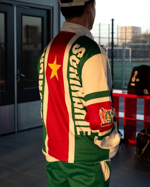 Clublid van Faja Lobi KDS bij sportpark Humphrey Mijnals